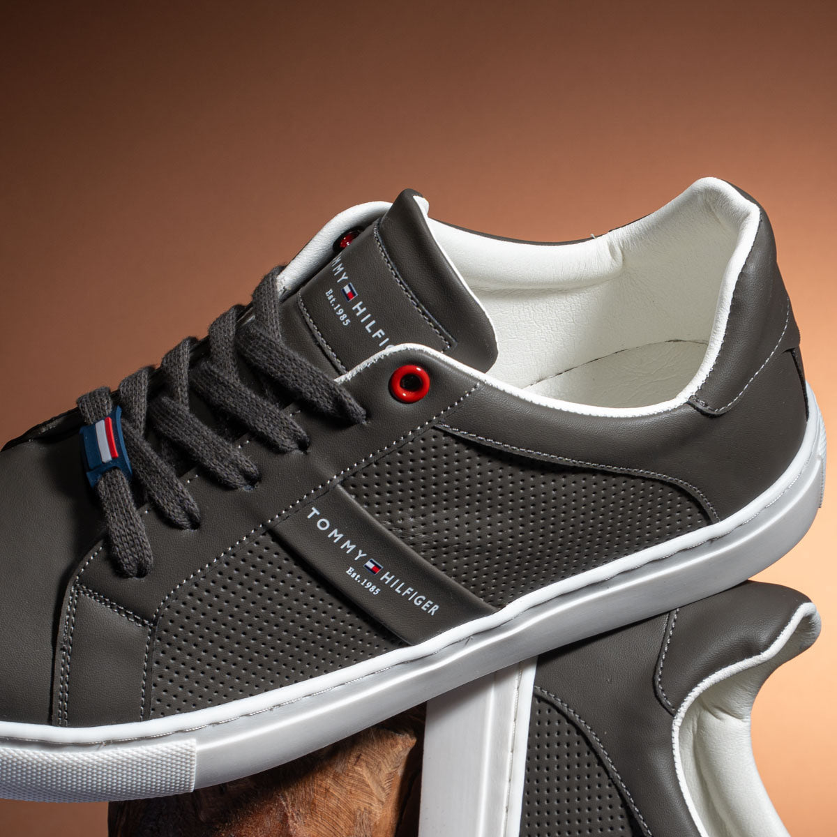 TO Sneakers V25